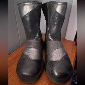Brand new, black/silver sparkly Uggs. Never been wore size 8